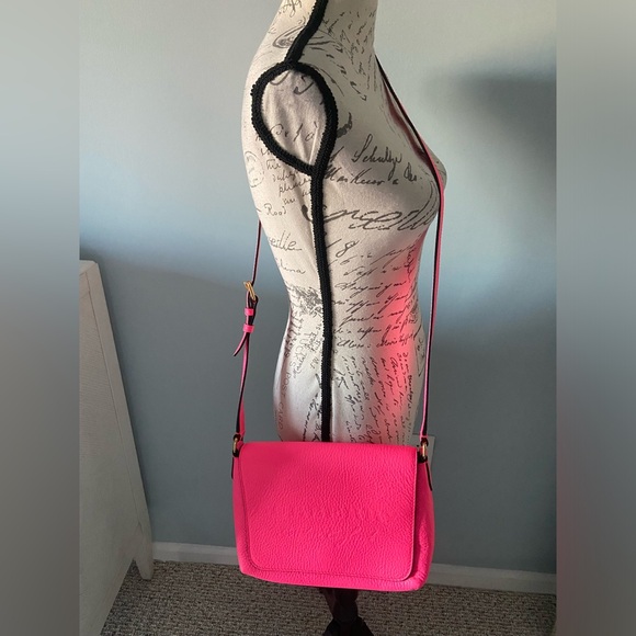 Burberry calfskin smooth grain small Burleigh crossbody bag in neon pink - Picture 1 of 16